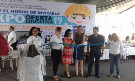 Exposición en el Parque Juárez de trabajos por parte de alumnas del ICATVER Poza Rica.