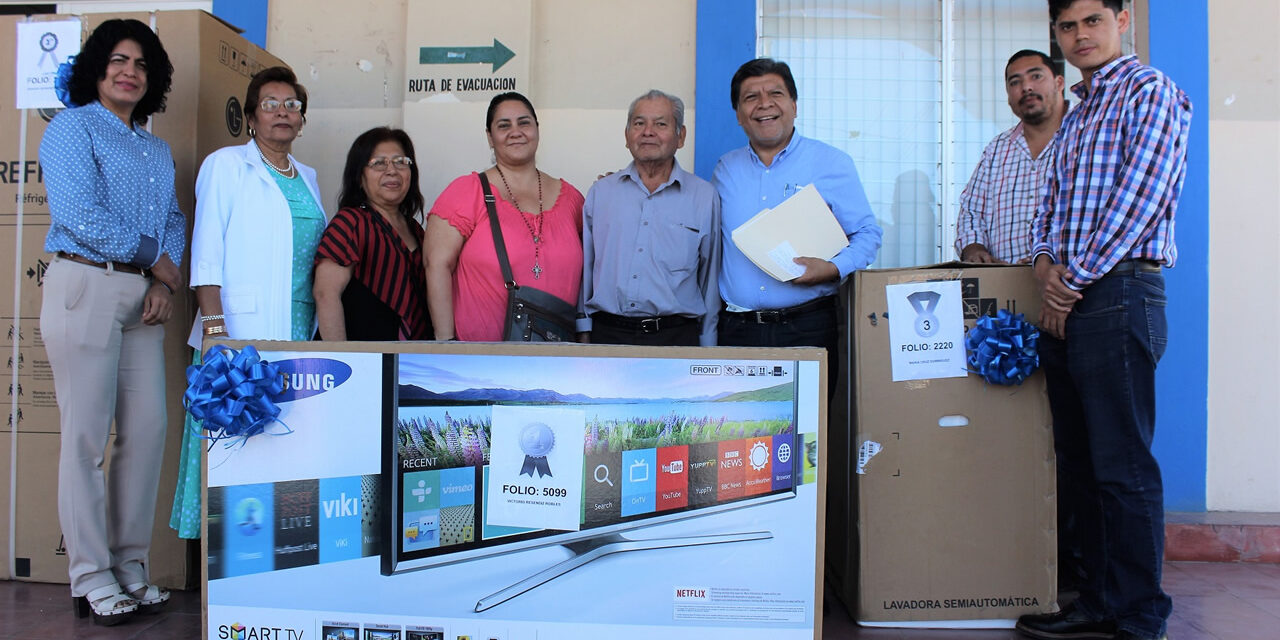 Premia alcalde a contribuyentes cumplidos