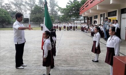 Interpretan Himno Nacional en nahuatl
