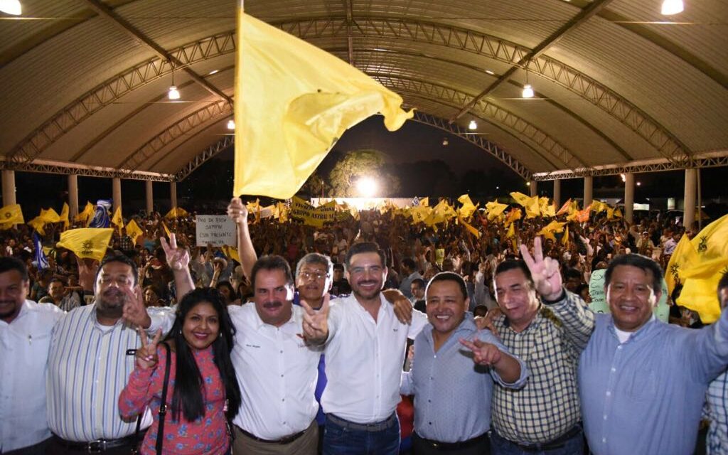 Los veracruzanos que con su voto decidieron la alternancia, manifiestan su respaldo a que el cambio continúe en Veracruz”. Miguel Ángel Yunes Márquez: Poza Rica