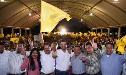 Los veracruzanos que con su voto decidieron la alternancia, manifiestan su respaldo a que el cambio continúe en Veracruz”. Miguel Ángel Yunes Márquez: Poza Rica
