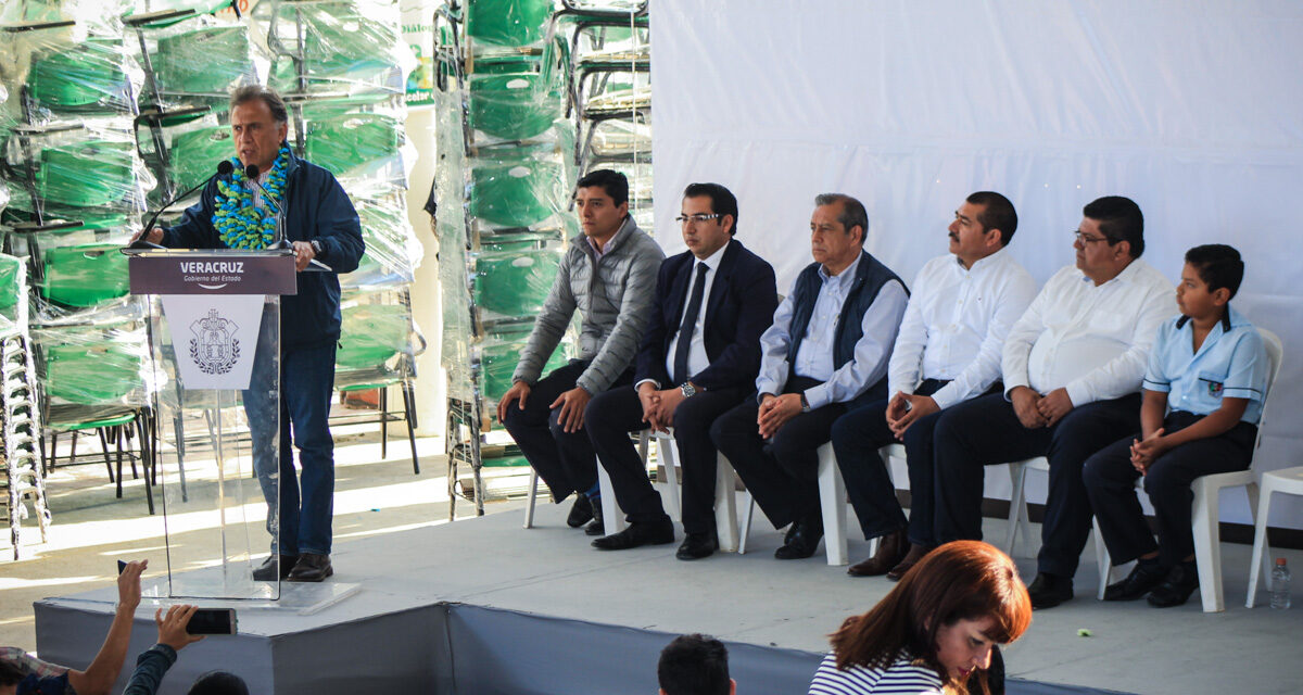 En el estado se han invertido 200 millones de pesos en equipamiento a planteles educativos: Tuxpan