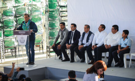 En el estado se han invertido 200 millones de pesos en equipamiento a planteles educativos: Tuxpan