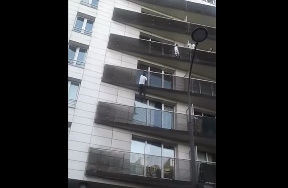 ‘Hombre Araña’ escala edificio para salvar a niño en París