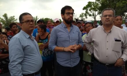 SE MANIFIESTAN FRENTE A TRANSCANADA