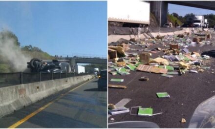 Vuelca tráiler con libros en Veracruz y nadie saquea el cargamento