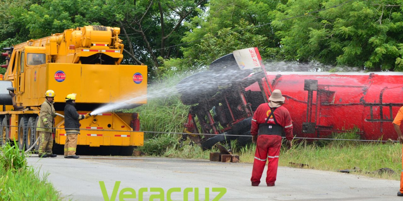 Espectacular volcadura de Tracto- Pipa en Chacoaco