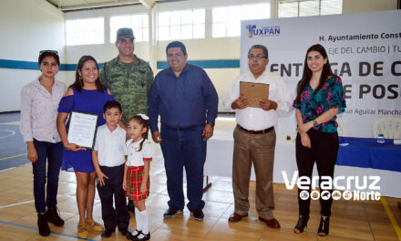 Toño Aguilar entrega cinco Constancias de Posesión para planteles educativos