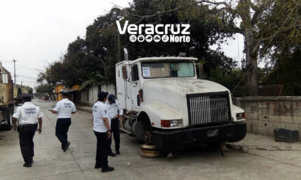 Tránsito Municipal entrega notificaciones a unidades abandonadas