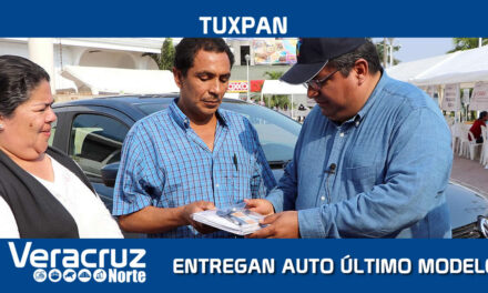 Alcalde entrega auto último modelo a ganador del cobro impuesto predial 2019