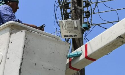 SE CAMBIAN POSTES Y LUMINARIAS POR LA CIUDAD