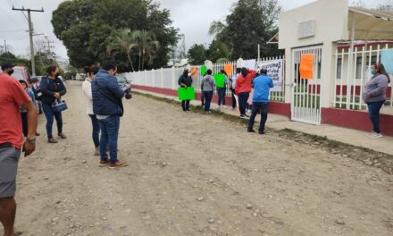 TIHUATLÁN: EXIGEN SEA REMOVIDA MAESTRA DE PRIMARIA EN ZAPOTAL SANTA CRUZ