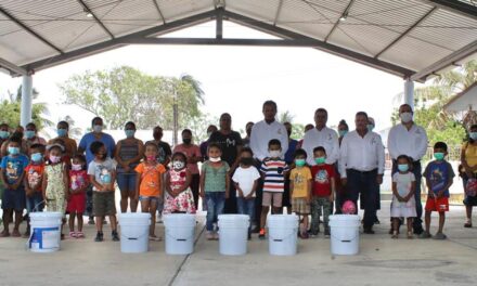 Ozuluama: Entrega de cubetas de pinturas y regalos en jardín de niños en la comunidad de Cucharas