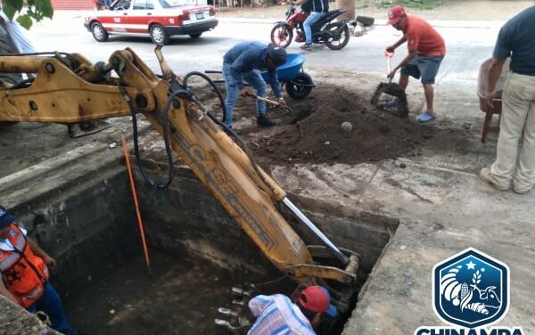 Ayuntamiento de Chinampa hace limpieza de alcantarillas y cunetas de km. 24